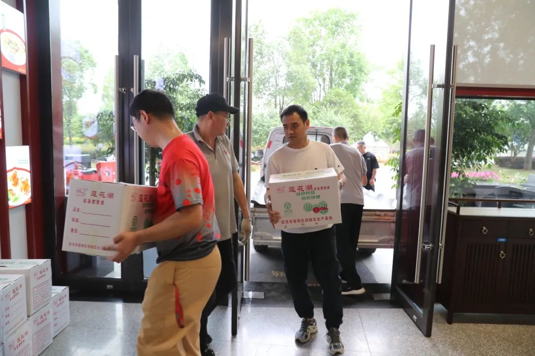 西瓜喜豐收，助農(nóng)增收“甜” 公司跑好鄉(xiāng)村振興“接力棒”