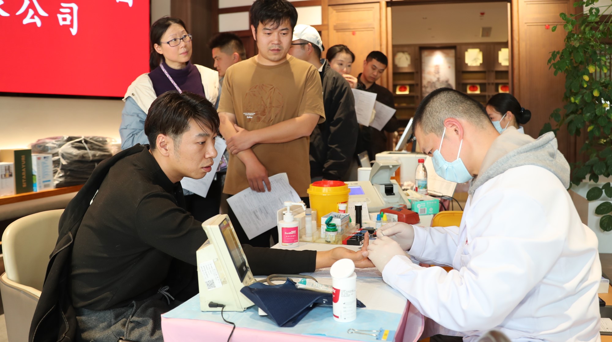 “擼袖”接力，為生命續(xù)航 | 武體集團組織開展無償獻血活動