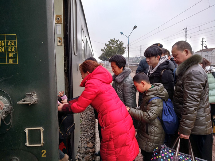 一家三口都在同一火車站工作,崗位距離不足500米卻難聚首(圖1) 一家三口都在同一火車站工作,崗位距離不足500米卻難聚首(圖1)