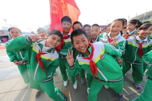 武漢體育中心助力貧困學(xué)生圓體育夢(mèng) ——羽毛球亞錦賽公益助學(xué)續(xù)篇(圖3) 武漢體育中心助力貧困學(xué)生圓體育夢(mèng) ——羽毛球亞錦賽公益助學(xué)續(xù)篇(圖3)