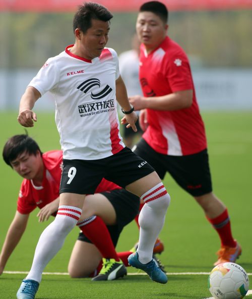 2018年全區(qū)職工足球聯(lián)賽開(kāi)幕(圖2) 2018年全區(qū)職工足球聯(lián)賽開(kāi)幕(圖2)