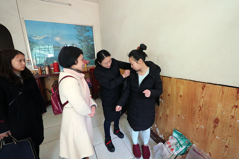 武漢體育中心春節(jié)前進(jìn)社區(qū)慰問(wèn)留守兒童(圖3) 武漢體育中心春節(jié)前進(jìn)社區(qū)慰問(wèn)留守兒童(圖3)