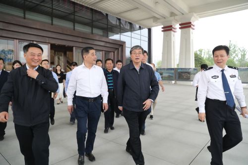 羅永綱來體育中心調(diào)研要求 堅決打贏軍運會安保這場硬仗(圖3) 羅永綱來體育中心調(diào)研要求 堅決打贏軍運會安保這場硬仗(圖3)