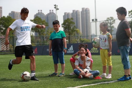 公司志愿者關(guān)愛留守兒童