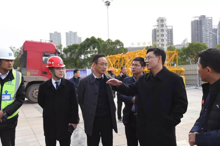 胡亞波現(xiàn)場調(diào)研推進(jìn)軍運(yùn)會改造項目建設(shè)(圖2)