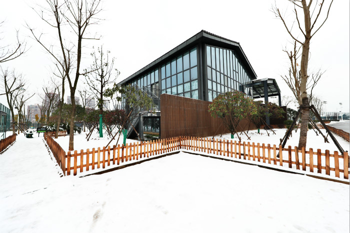 一場(chǎng)雪，體育中心美得不要不要的</br>但最美的風(fēng)景還是他們(圖1)