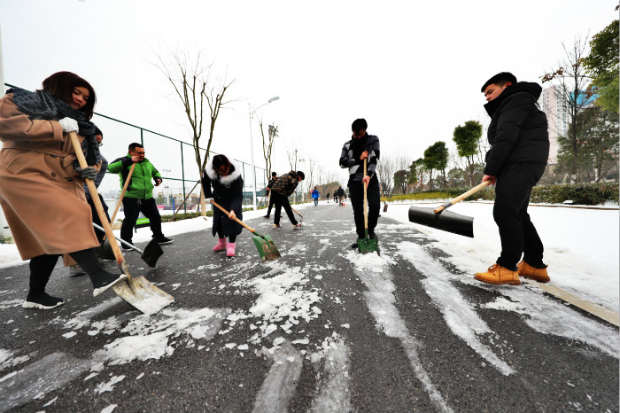一場(chǎng)雪，體育中心美得不要不要的</br>但最美的風(fēng)景還是他們(圖14)