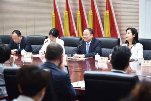 全球最頂尖汽車賽事“勒芒24小時(shí)耐力賽” 明年來我區(qū)開跑(圖2) 全球最頂尖汽車賽事“勒芒24小時(shí)耐力賽” 明年來我區(qū)開跑(圖2)