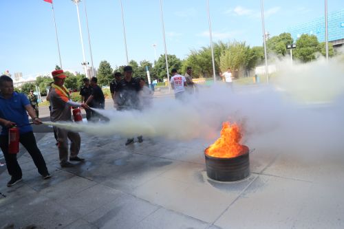 武漢體育中心成立16年無安全事故 消防演練成員工“必修課”(圖3) 武漢體育中心成立16年無安全事故 消防演練成員工“必修課”(圖3)