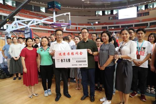 區(qū)總工會(huì)為武漢體育中心“送清涼”(圖3) 區(qū)總工會(huì)為武漢體育中心“送清涼”(圖3)