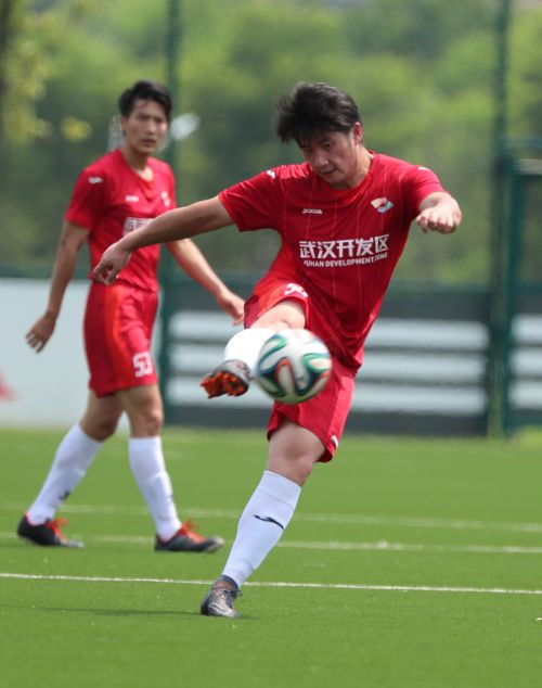 全區(qū)職工足球聯(lián)賽在足球公園開賽(圖5) 全區(qū)職工足球聯(lián)賽在足球公園開賽(圖5)