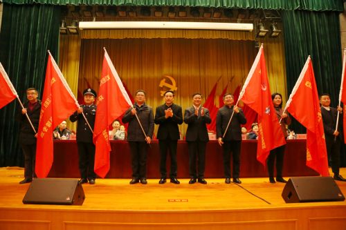 四百建設(shè)者奮戰(zhàn)軍運(yùn)會主場館(圖5)