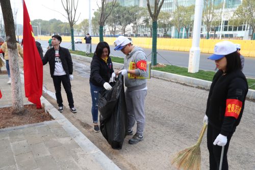 武漢體育中心開展黨員周末大掃除活動(圖3) 武漢體育中心開展黨員周末大掃除活動(圖3)