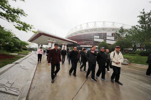 市老領(lǐng)導(dǎo)參觀考察武漢體育中心(圖1) 市老領(lǐng)導(dǎo)參觀考察武漢體育中心(圖1)