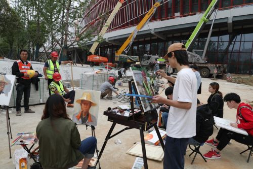 致敬軍運(yùn)勞動者 手繪最美奮斗人 華師美院學(xué)生為軍運(yùn)會建設(shè)者畫像(圖4) 致敬軍運(yùn)勞動者 手繪最美奮斗人 華師美院學(xué)生為軍運(yùn)會建設(shè)者畫像(圖4)