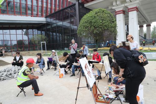 致敬軍運(yùn)勞動者 手繪最美奮斗人 華師美院學(xué)生為軍運(yùn)會建設(shè)者畫像(圖3) 致敬軍運(yùn)勞動者 手繪最美奮斗人 華師美院學(xué)生為軍運(yùn)會建設(shè)者畫像(圖3)