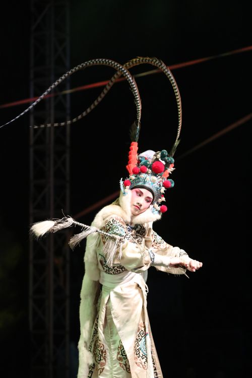 為勞動者而歌 為軍運(yùn)會而舞 迎“五一”武漢開發(fā)區(qū)為800軍運(yùn)建設(shè)者送演出(圖3) 為勞動者而歌 為軍運(yùn)會而舞 迎“五一”武漢開發(fā)區(qū)為800軍運(yùn)建設(shè)者送演出(圖3)