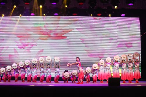 為勞動者而歌 為軍運(yùn)會而舞 迎“五一”武漢開發(fā)區(qū)為800軍運(yùn)建設(shè)者送演出(圖4) 為勞動者而歌 為軍運(yùn)會而舞 迎“五一”武漢開發(fā)區(qū)為800軍運(yùn)建設(shè)者送演出(圖4)