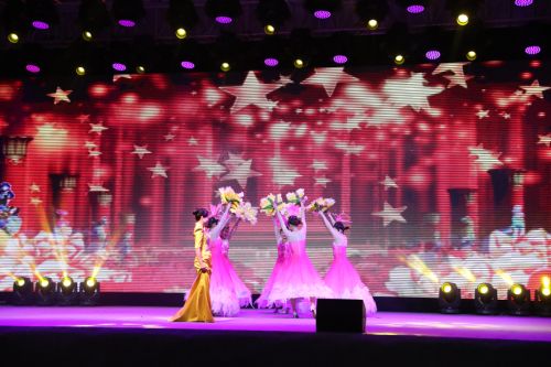 為勞動者而歌 為軍運(yùn)會而舞 迎“五一”武漢開發(fā)區(qū)為800軍運(yùn)建設(shè)者送演出(圖9) 為勞動者而歌 為軍運(yùn)會而舞 迎“五一”武漢開發(fā)區(qū)為800軍運(yùn)建設(shè)者送演出(圖9)