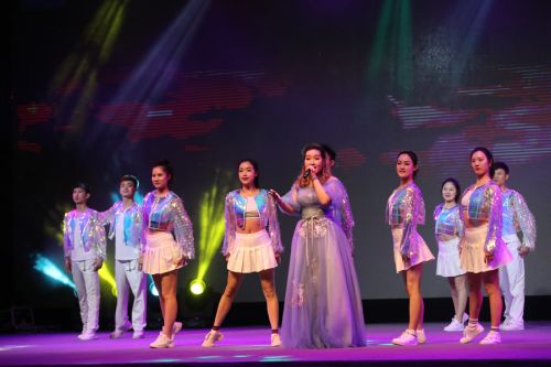 為勞動者而歌 為軍運(yùn)會而舞 迎“五一”武漢開發(fā)區(qū)為800軍運(yùn)建設(shè)者送演出(圖5) 為勞動者而歌 為軍運(yùn)會而舞 迎“五一”武漢開發(fā)區(qū)為800軍運(yùn)建設(shè)者送演出(圖5)