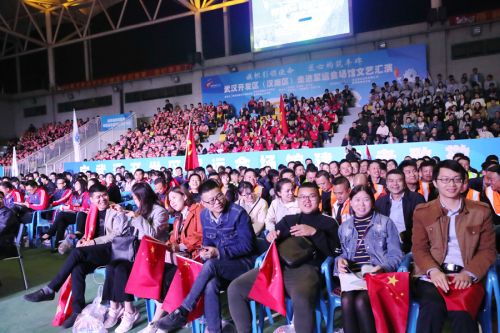 為勞動者而歌 為軍運(yùn)會而舞 迎“五一”武漢開發(fā)區(qū)為800軍運(yùn)建設(shè)者送演出(圖10) 為勞動者而歌 為軍運(yùn)會而舞 迎“五一”武漢開發(fā)區(qū)為800軍運(yùn)建設(shè)者送演出(圖10)