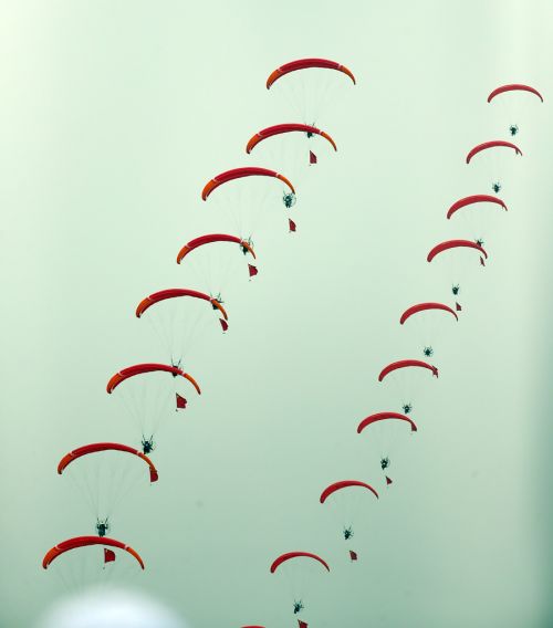 2019國(guó)際航聯(lián)世界飛行者大會(huì)在我區(qū)開幕 頂尖飛行員翱翔“天空之城”(圖1) 2019國(guó)際航聯(lián)世界飛行者大會(huì)在我區(qū)開幕 頂尖飛行員翱翔“天空之城”(圖1)