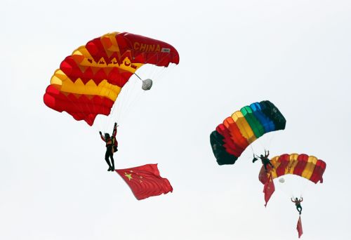 2019國(guó)際航聯(lián)世界飛行者大會(huì)在我區(qū)開幕 頂尖飛行員翱翔“天空之城”(圖9) 2019國(guó)際航聯(lián)世界飛行者大會(huì)在我區(qū)開幕 頂尖飛行員翱翔“天空之城”(圖9)