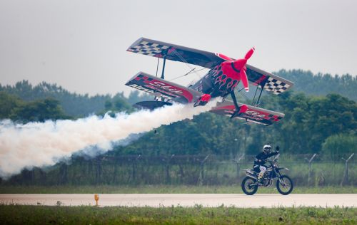 2019國(guó)際航聯(lián)世界飛行者大會(huì)在我區(qū)開幕 頂尖飛行員翱翔“天空之城”(圖22) 2019國(guó)際航聯(lián)世界飛行者大會(huì)在我區(qū)開幕 頂尖飛行員翱翔“天空之城”(圖22)