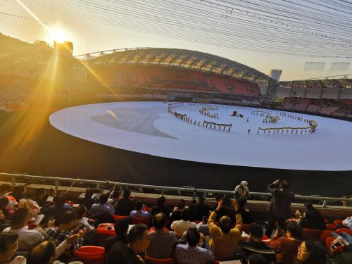 散場(chǎng)后6萬(wàn)觀眾席沒(méi)有垃圾 “武漢式散場(chǎng)”展現(xiàn)城市文明(圖2) 散場(chǎng)后6萬(wàn)觀眾席沒(méi)有垃圾 “武漢式散場(chǎng)”展現(xiàn)城市文明(圖2)