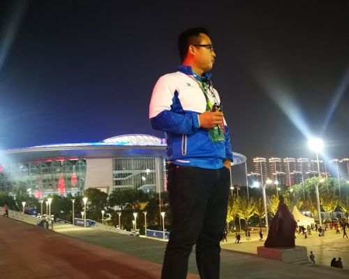 他為軍運(yùn)護(hù)航 ——記武漢體育中心軍運(yùn)會(huì)主場館安保負(fù)責(zé)人蔣龍(圖1) 他為軍運(yùn)護(hù)航 ——記武漢體育中心軍運(yùn)會(huì)主場館安保負(fù)責(zé)人蔣龍(圖1)