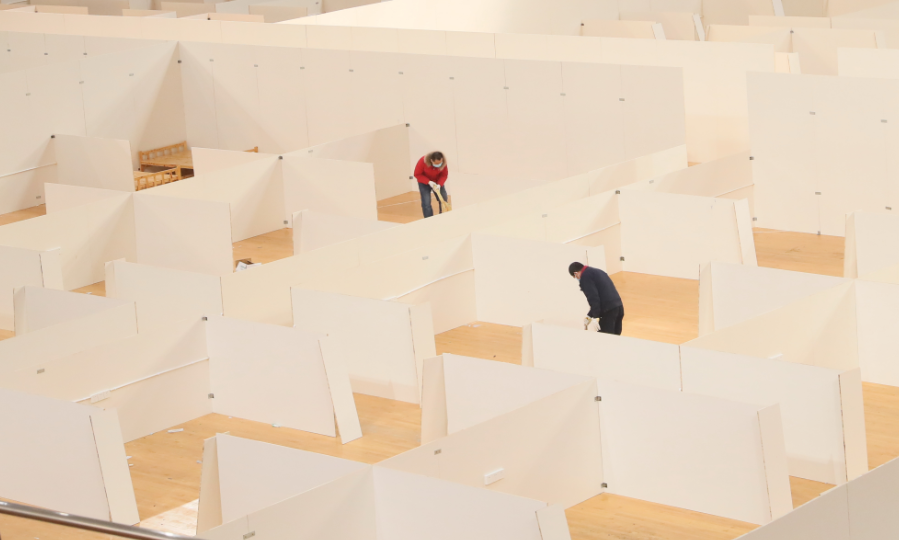 日夜趕織生命之網(wǎng) 武漢體育中心“方艙醫(yī)院”建設(shè)完成 彭浩要求同時(shí)間賽跑與病魔較量(圖2) 日夜趕織生命之網(wǎng) 武漢體育中心“方艙醫(yī)院”建設(shè)完成 彭浩要求同時(shí)間賽跑與病魔較量(圖2)