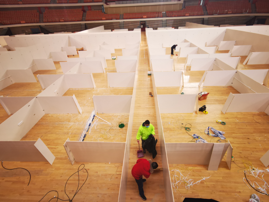 日夜趕織生命之網(wǎng) 武漢體育中心“方艙醫(yī)院”建設(shè)完成 彭浩要求同時(shí)間賽跑與病魔較量(圖4) 日夜趕織生命之網(wǎng) 武漢體育中心“方艙醫(yī)院”建設(shè)完成 彭浩要求同時(shí)間賽跑與病魔較量(圖4)