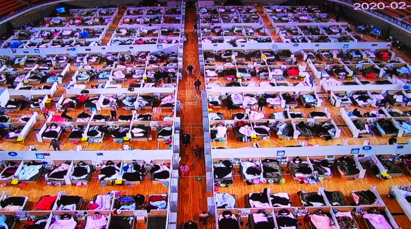 武漢體育中心方艙醫(yī)院首批8名患者出院(圖3) 武漢體育中心方艙醫(yī)院首批8名患者出院(圖3)