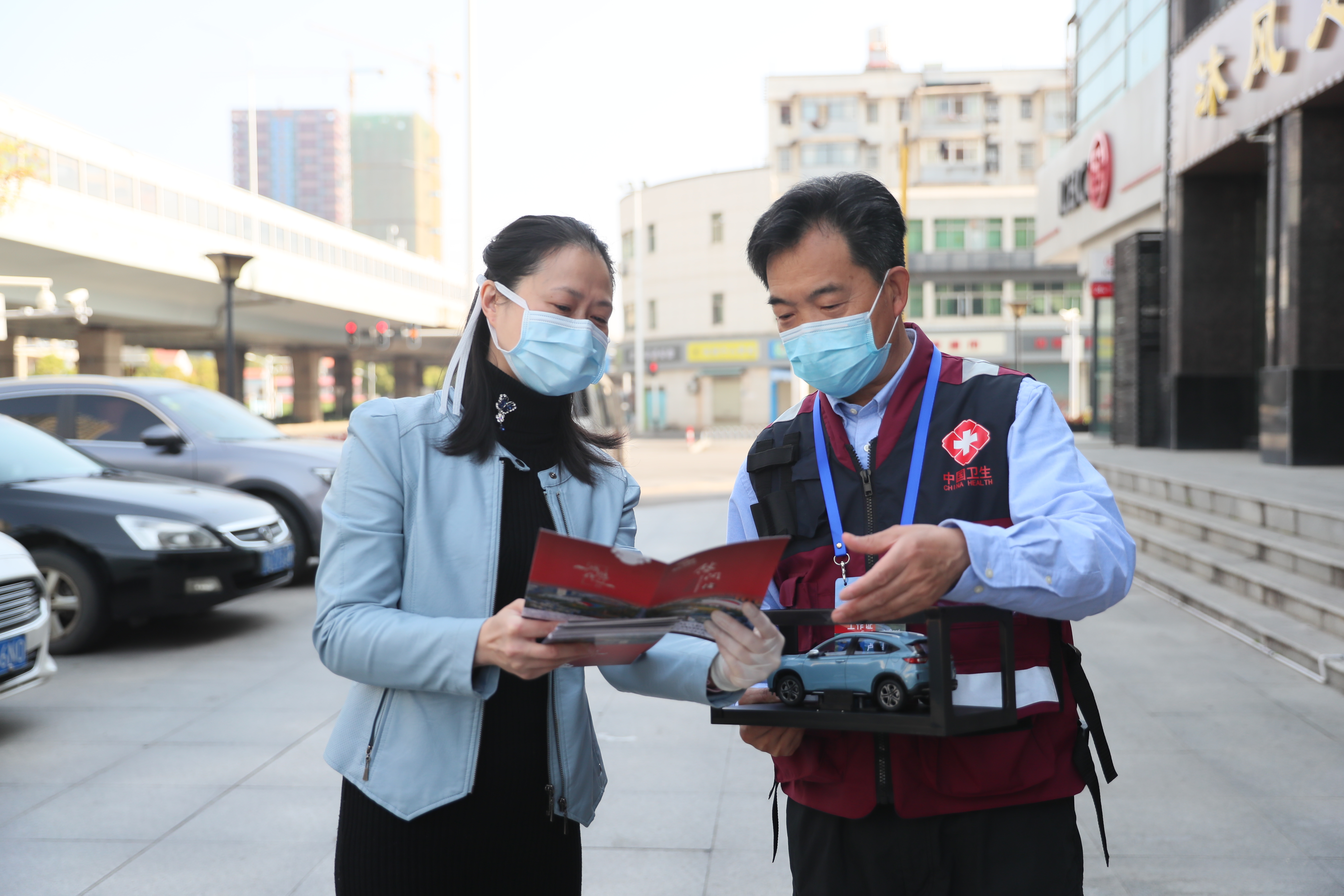 體育中心方艙醫(yī)院管理小組慰問國(guó)家疾控中心援鄂團(tuán)隊(duì)(圖3) 體育中心方艙醫(yī)院管理小組慰問國(guó)家疾控中心援鄂團(tuán)隊(duì)(圖3)