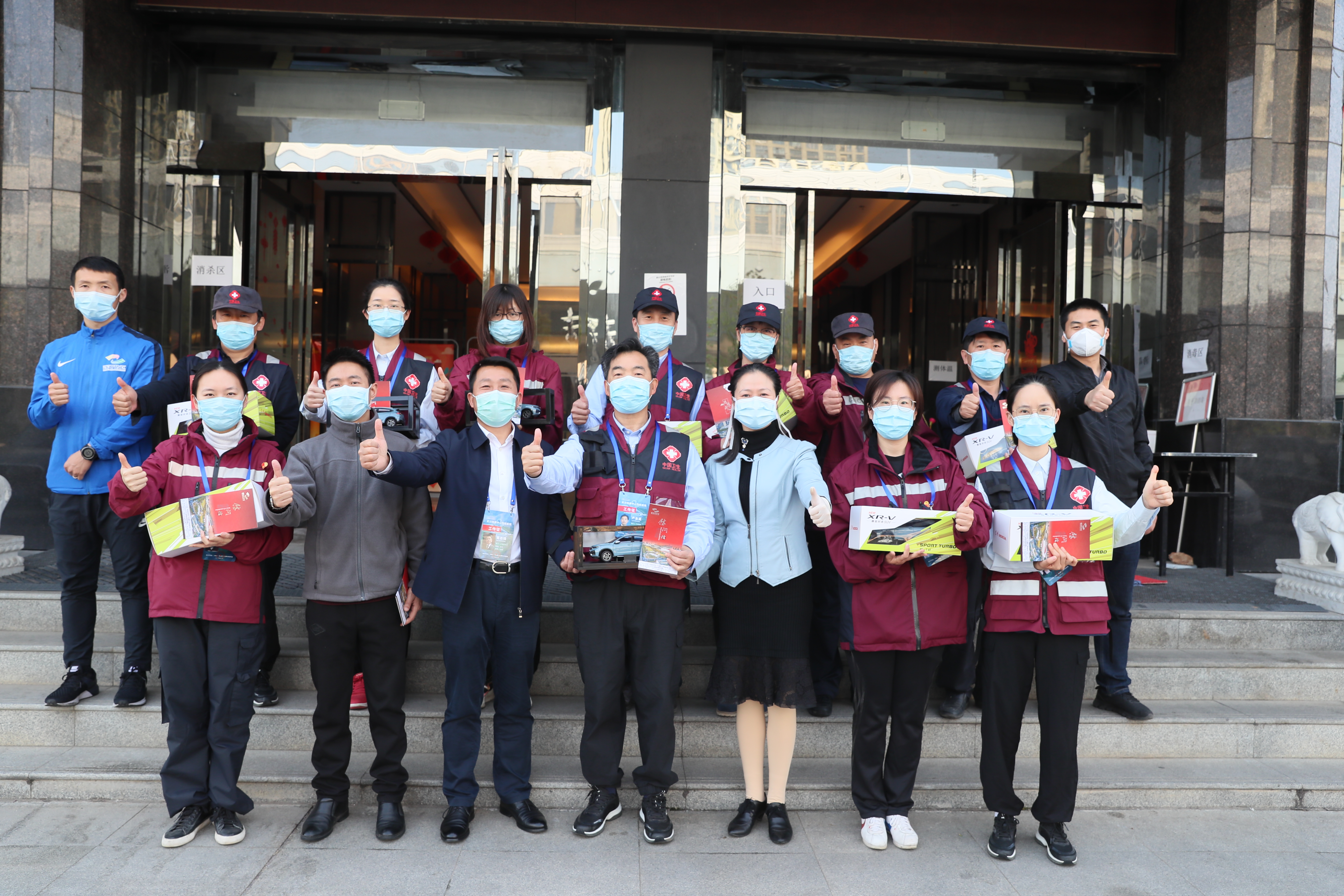 體育中心方艙醫(yī)院管理小組慰問國家疾控中心援鄂團(tuán)隊