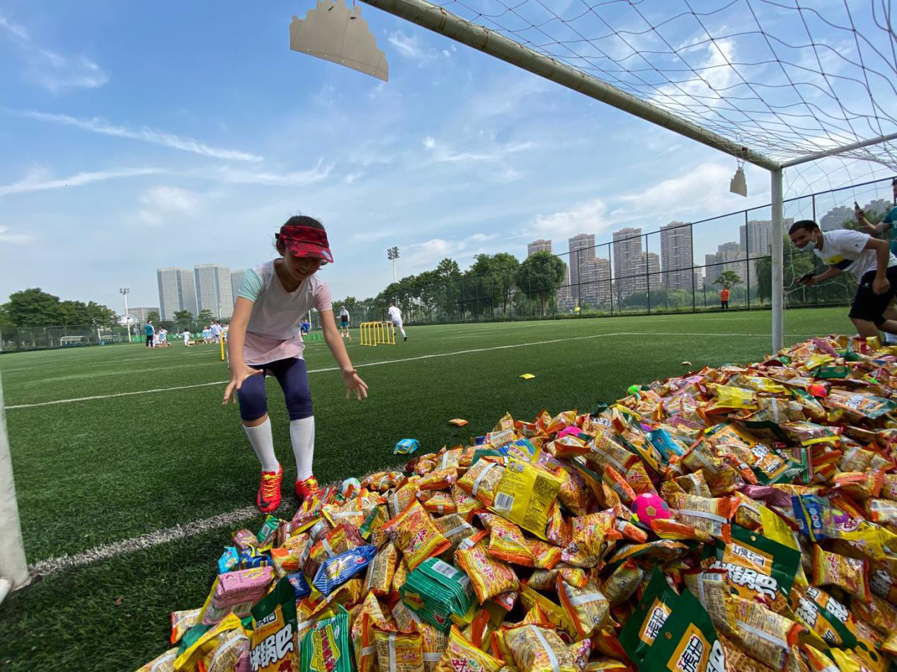 武漢體育中心舉辦慶六一足球嘉年華活動(dòng)(圖2) 武漢體育中心舉辦慶六一足球嘉年華活動(dòng)(圖2)