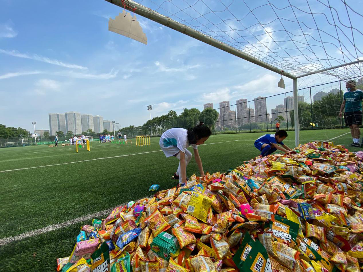 武漢體育中心舉辦慶六一足球嘉年華活動(dòng)(圖3) 武漢體育中心舉辦慶六一足球嘉年華活動(dòng)(圖3)