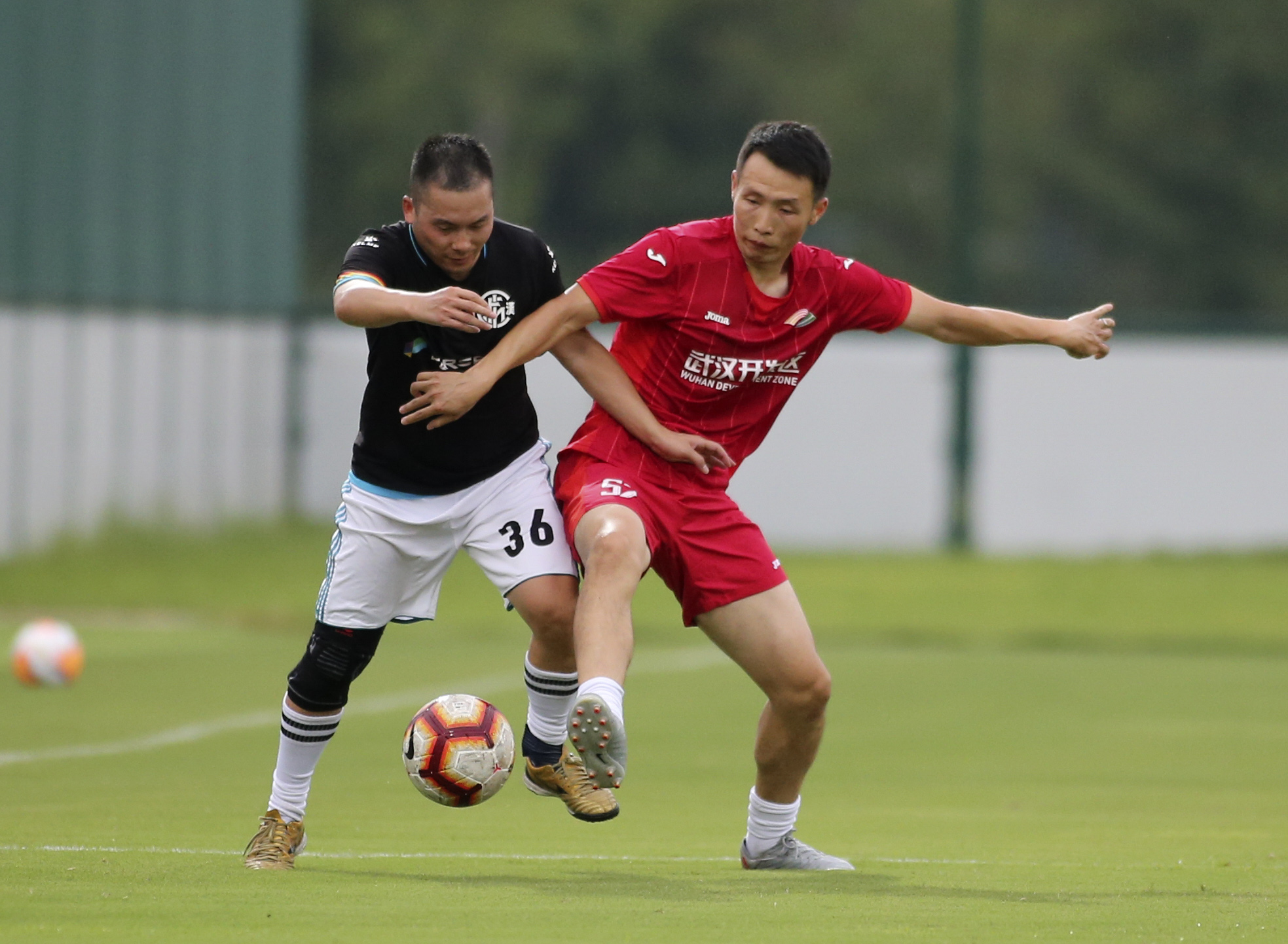 全民健身日|從“抗疫戰(zhàn)場”到“綠茵賽場” 一場特殊的足球友誼賽(圖2) 全民健身日|從“抗疫戰(zhàn)場”到“綠茵賽場” 一場特殊的足球友誼賽(圖2)