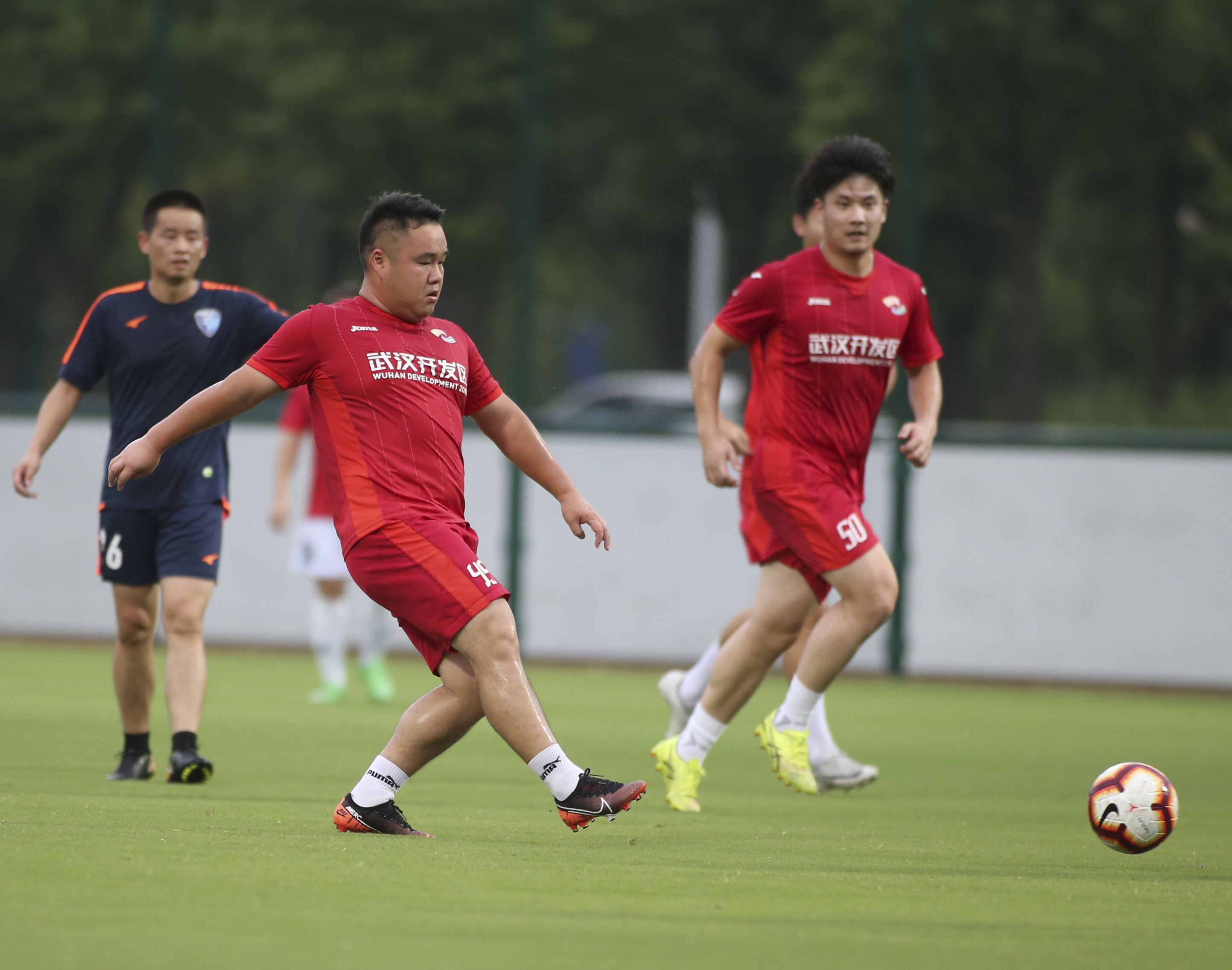 全民健身日|從“抗疫戰(zhàn)場”到“綠茵賽場” 一場特殊的足球友誼賽(圖4) 全民健身日|從“抗疫戰(zhàn)場”到“綠茵賽場” 一場特殊的足球友誼賽(圖4)
