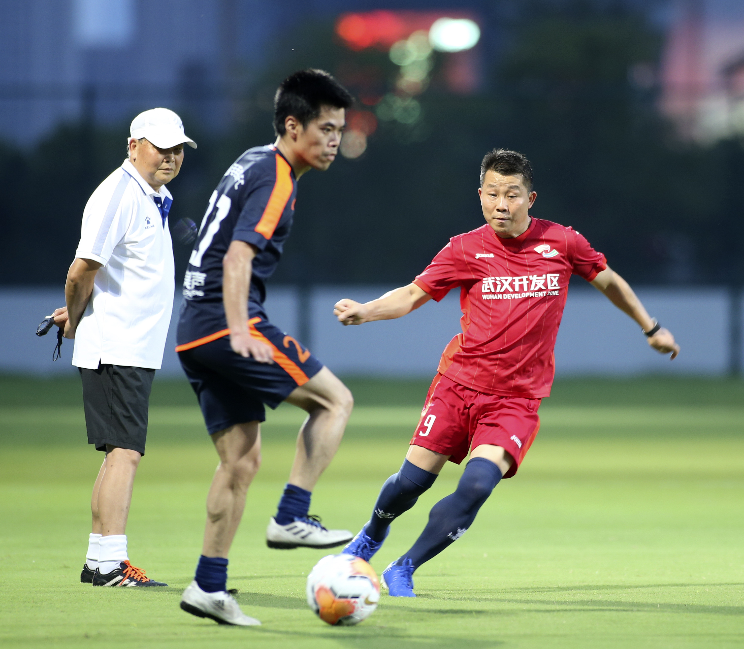 全民健身日|從“抗疫戰(zhàn)場”到“綠茵賽場” 一場特殊的足球友誼賽(圖7) 全民健身日|從“抗疫戰(zhàn)場”到“綠茵賽場” 一場特殊的足球友誼賽(圖7)