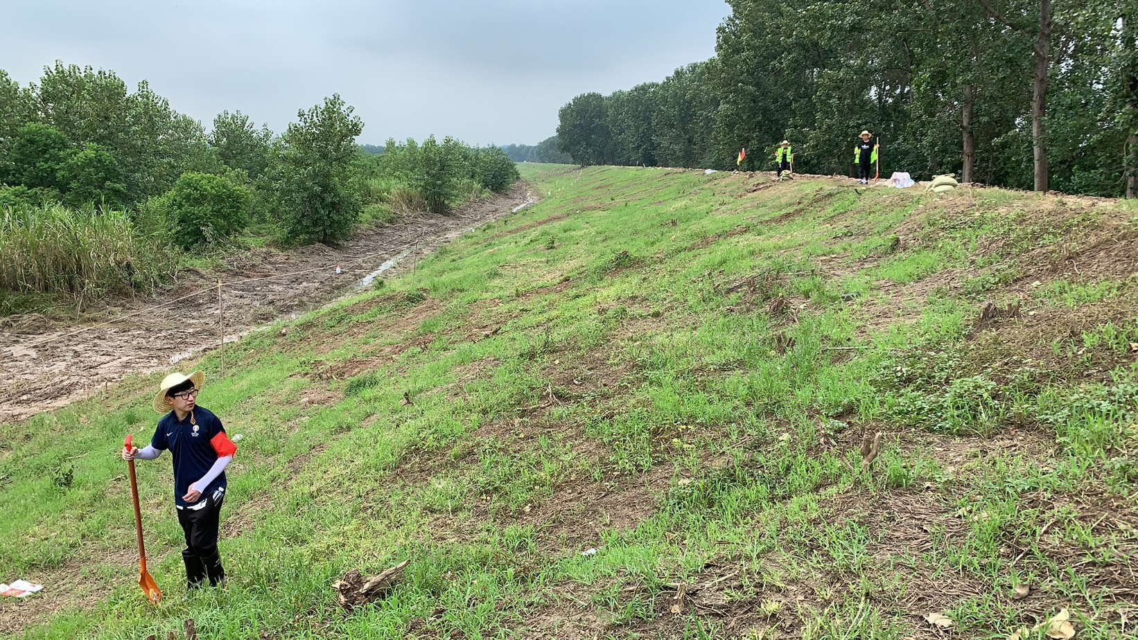 王旗華慰問(wèn)防汛抗洪突擊隊(duì)(圖8) 王旗華慰問(wèn)防汛抗洪突擊隊(duì)(圖8)