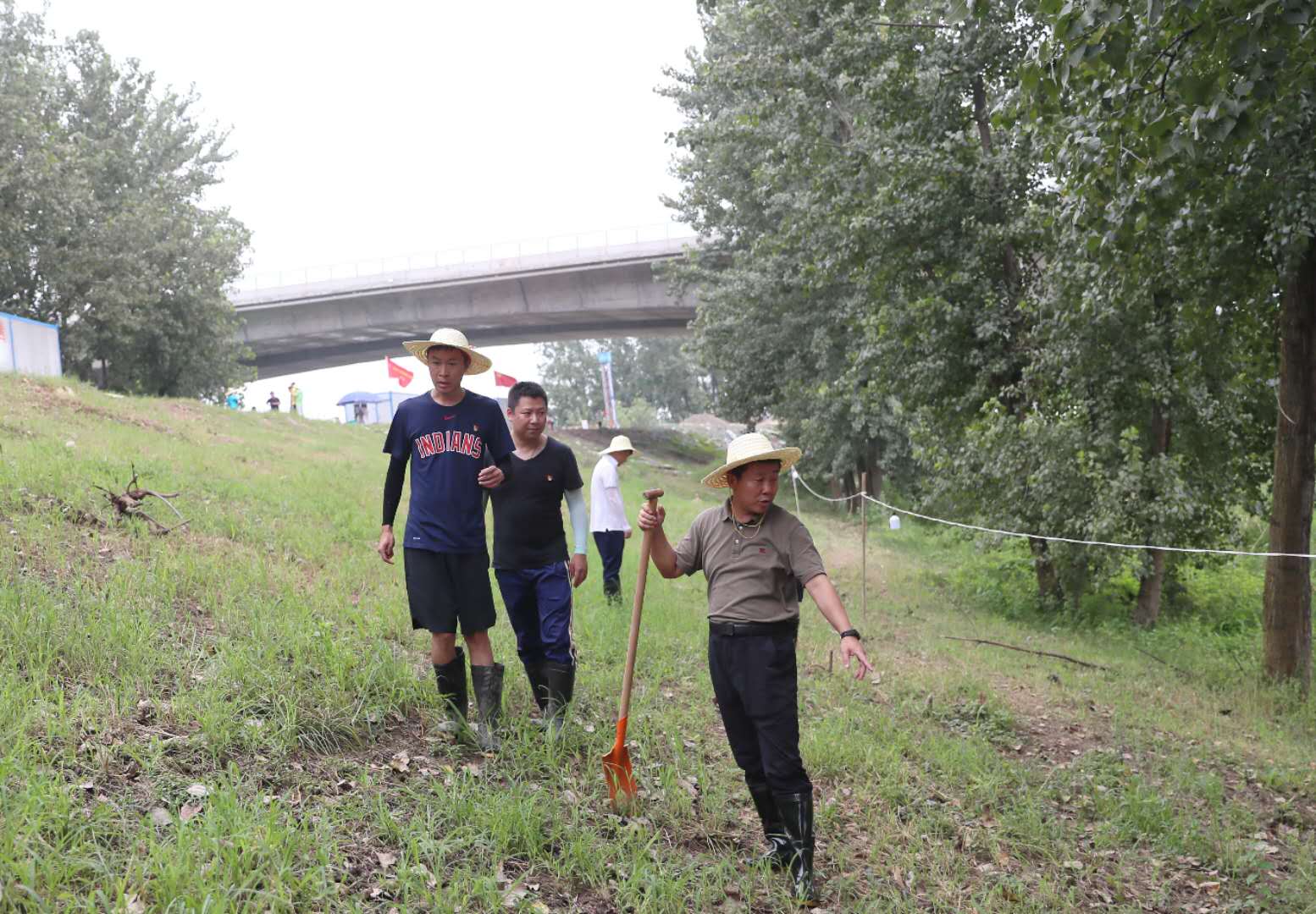 吳志鋒帶隊(duì)巡堤(圖4) 吳志鋒帶隊(duì)巡堤(圖4)