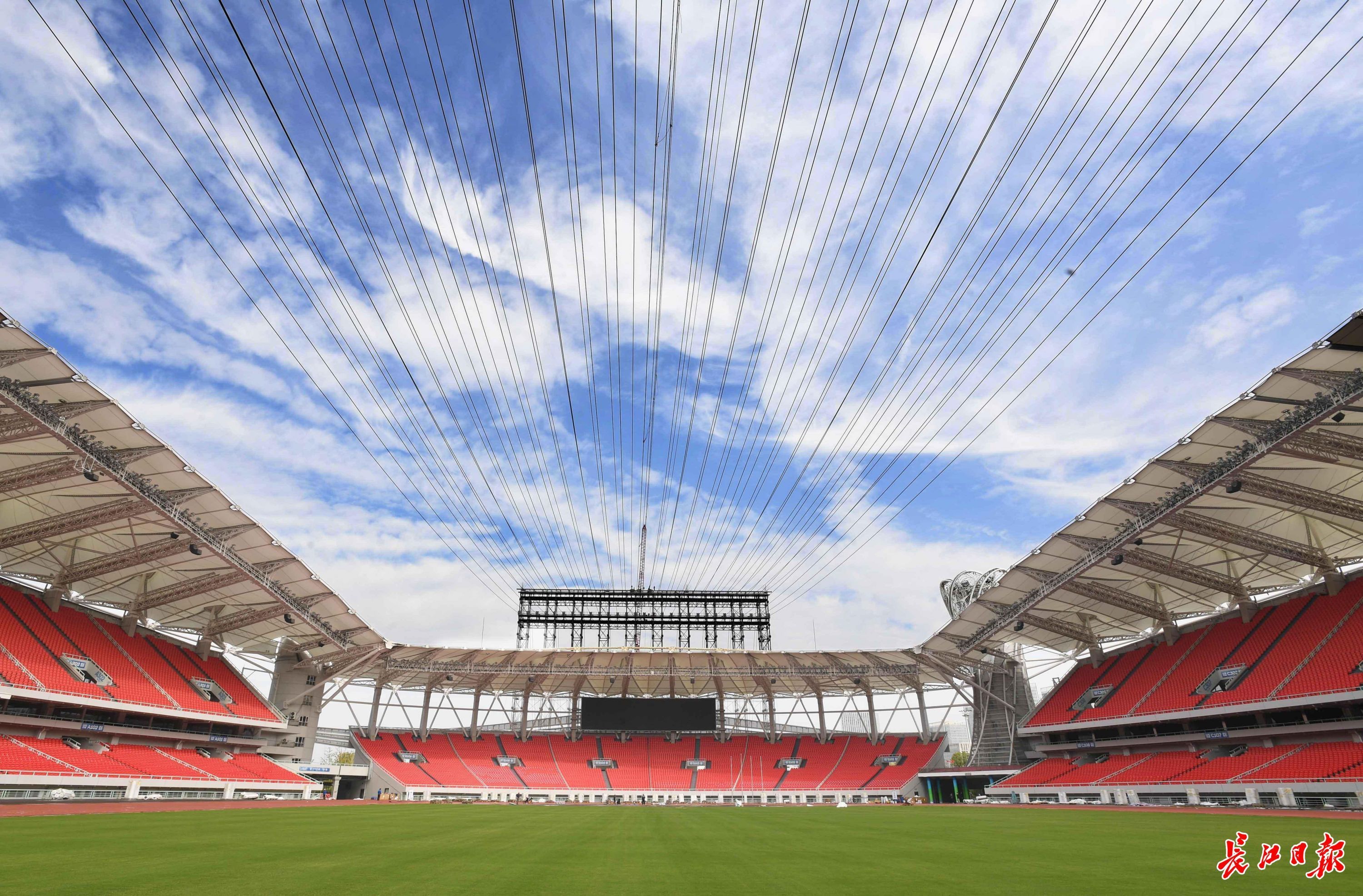 軍運(yùn)會開幕式“幕后英雄”威亞塔開始拆除，1500噸回收鋼材將建籃球場等(圖6)