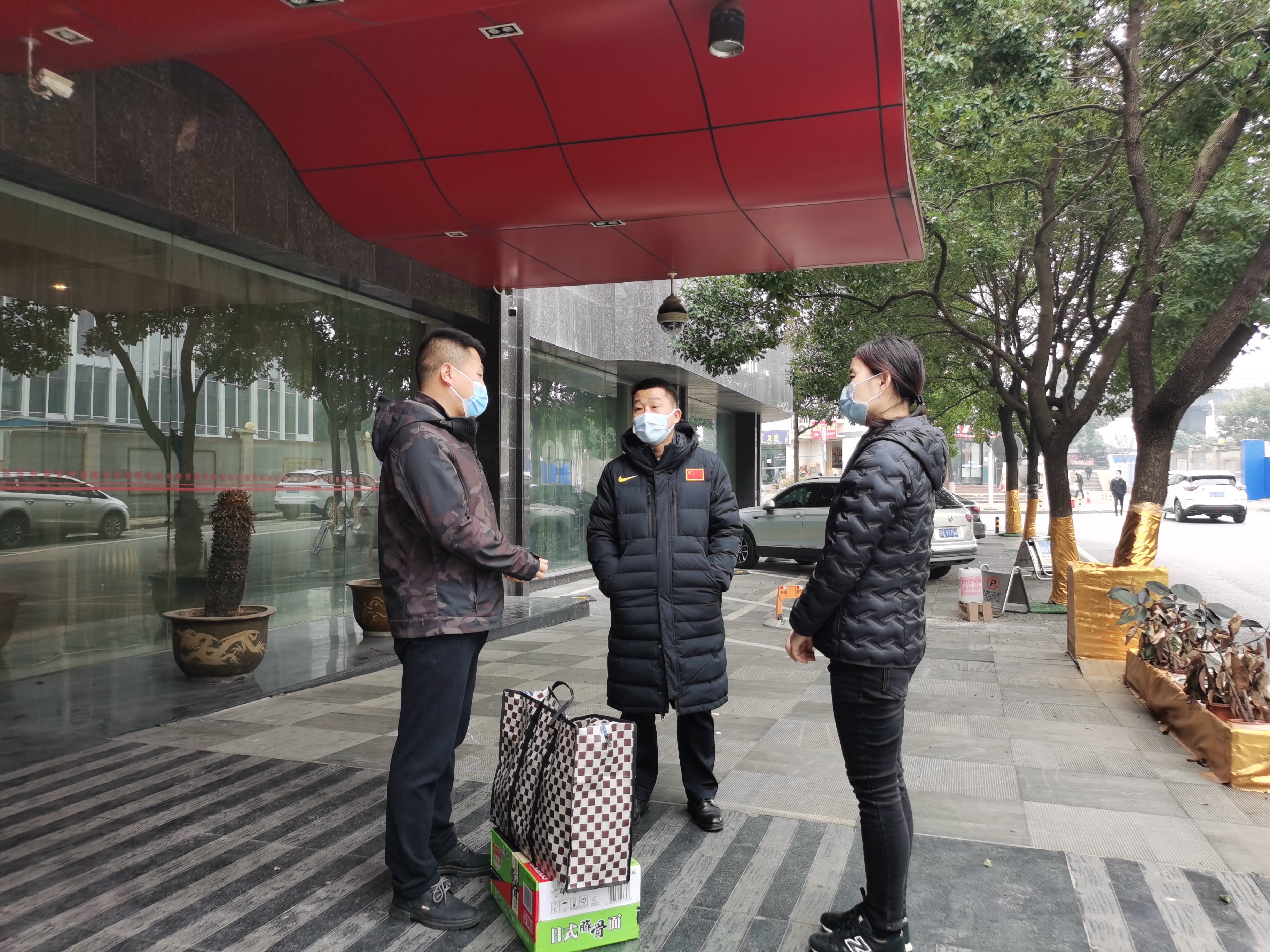 公司領(lǐng)導(dǎo)看望慰問派駐防疫點工作員工(圖3) 公司領(lǐng)導(dǎo)看望慰問派駐防疫點工作員工(圖3)