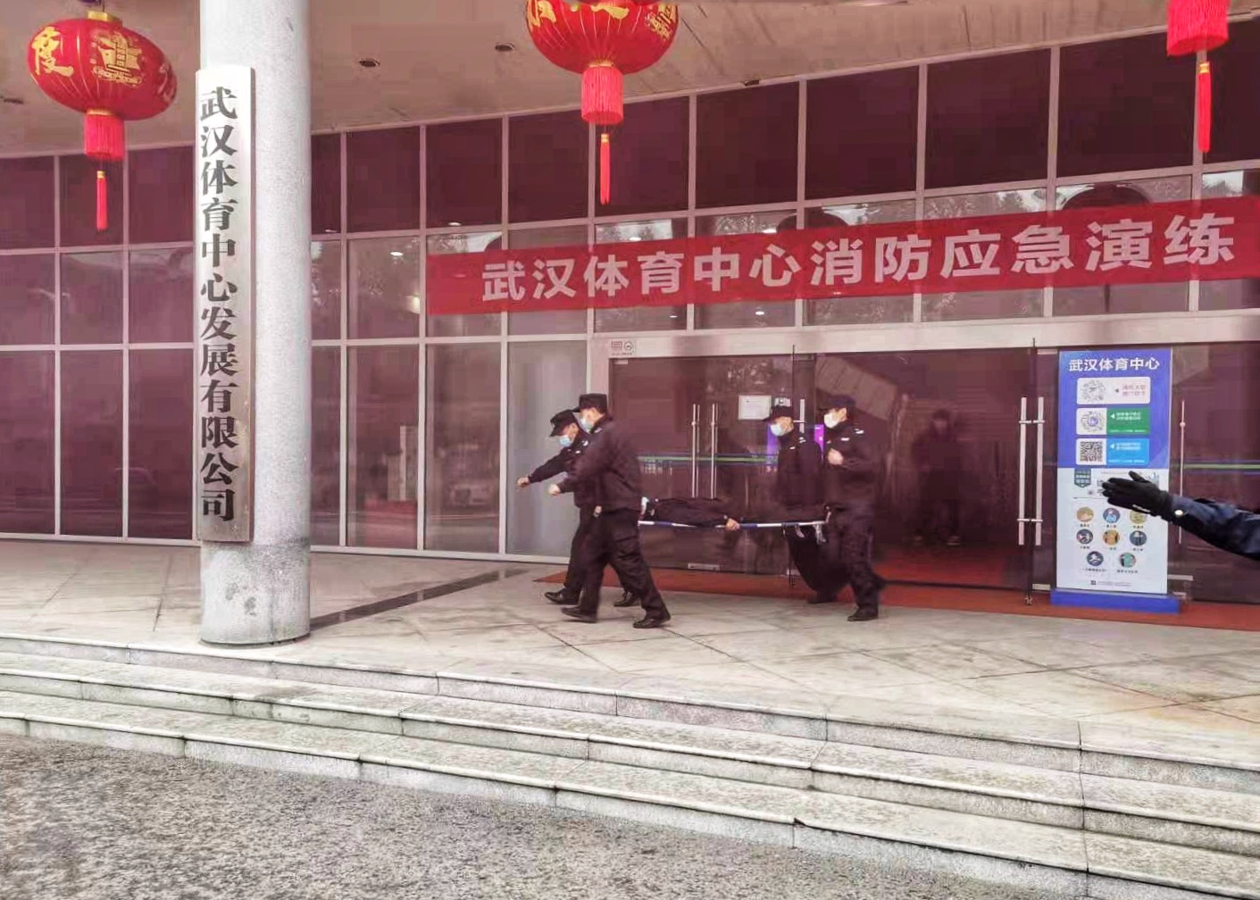 公司組織開展消防應(yīng)急演練(圖3) 公司組織開展消防應(yīng)急演練(圖3)